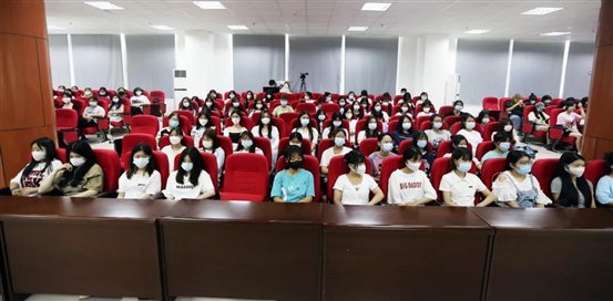 D:\yfzou\学校类文件\质量管理办公室\师德师风\新闻材料\忆百年征程，数百个第一  必赢官网19、20级学生同上“开学第一课”\3.jpg