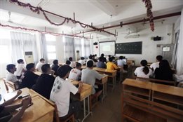 D:\yfzou\学校类文件\质量管理办公室\师德师风\新闻材料\忆百年征程，数百个第一  必赢官网19、20级学生同上“开学第一课”\12.jpg