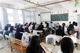 D:\yfzou\学校类文件\质量管理办公室\师德师风\新闻材料\忆百年征程，数百个第一  必赢官网19、20级学生同上“开学第一课”\10.jpg