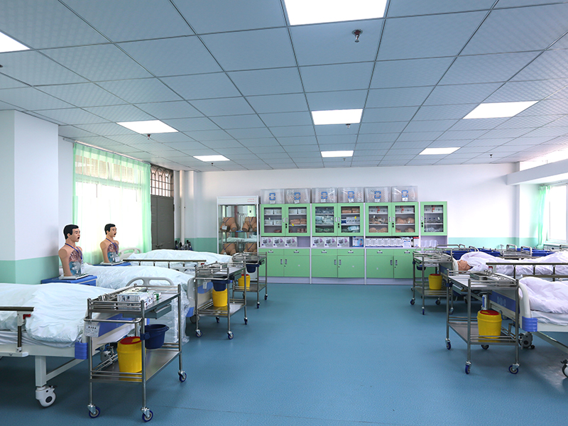 综合护理实训室2.JPG 综合护理实训室2.JPG